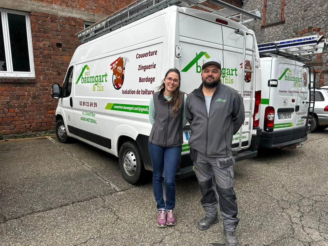 Sylvie et Christophe Baumgart devant les camions de l'entreprise Baumgart & Fils