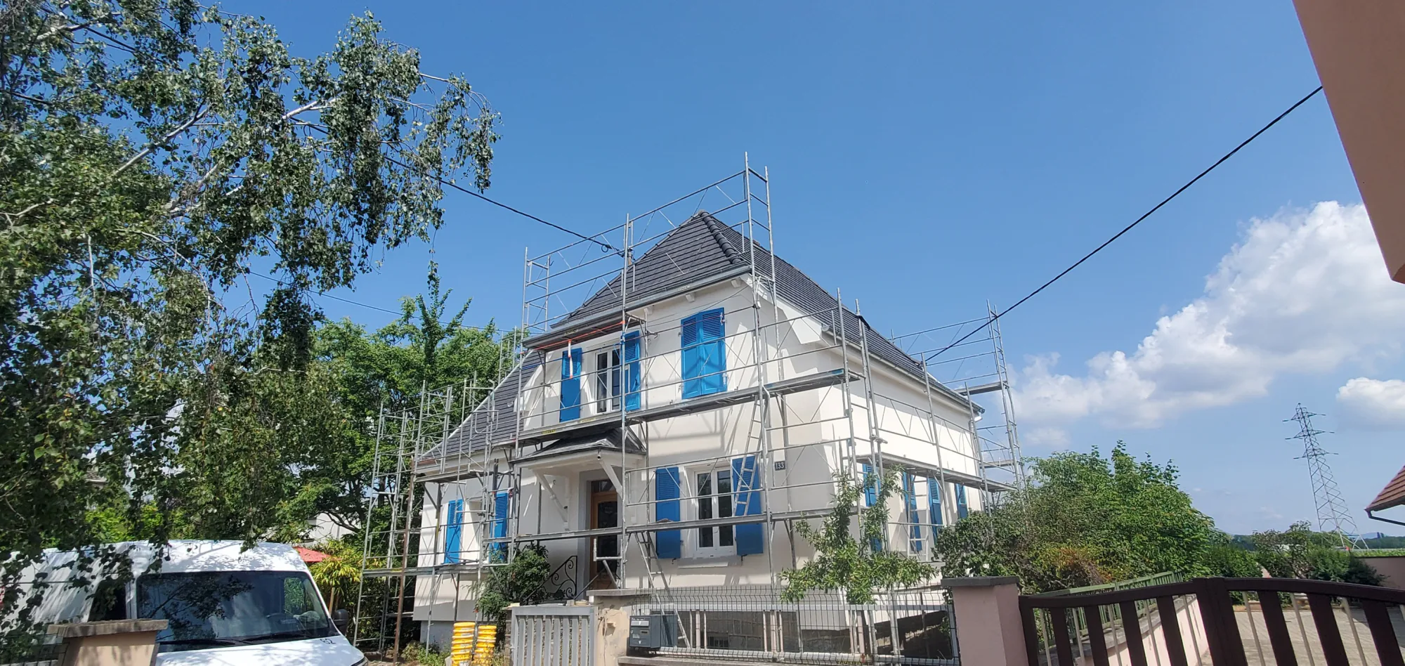 Maison de Logelbach pendant la réfection de la toiture, échafaudage en place