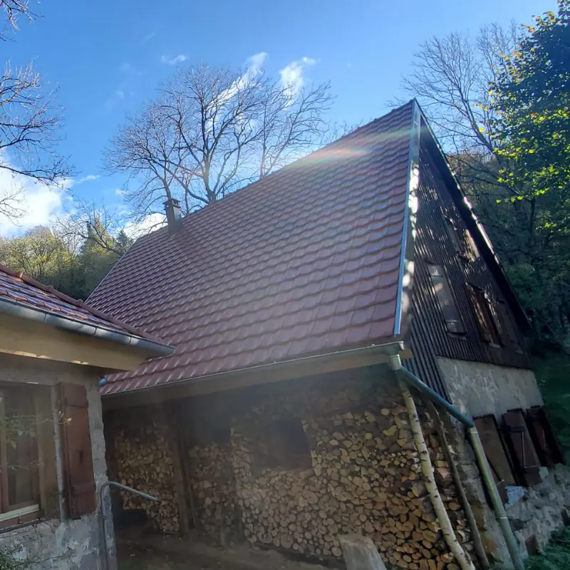 Toiture en tuiles H10 nuancées sur un bâtiment de la marcairie