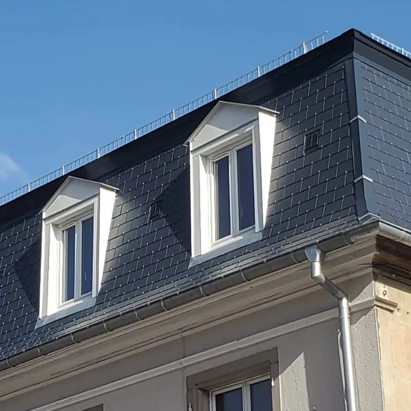 Lucarnes habillées en tôle prélaquée blanche sur la toiture en tuiles Kergoat