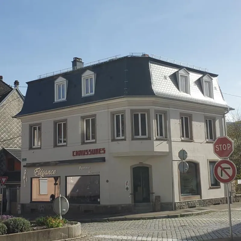 Façade du magasin de chaussures Élégance et sa toiture rénovée
