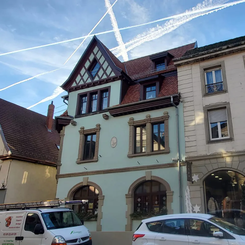 Maison historique à colombages au centre-ville de Munster après la réfection de sa toiture