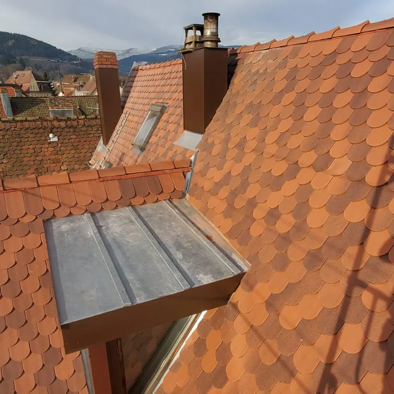 Lucarne habillée en zinc sur la couverture en tuiles Biberschwanz
